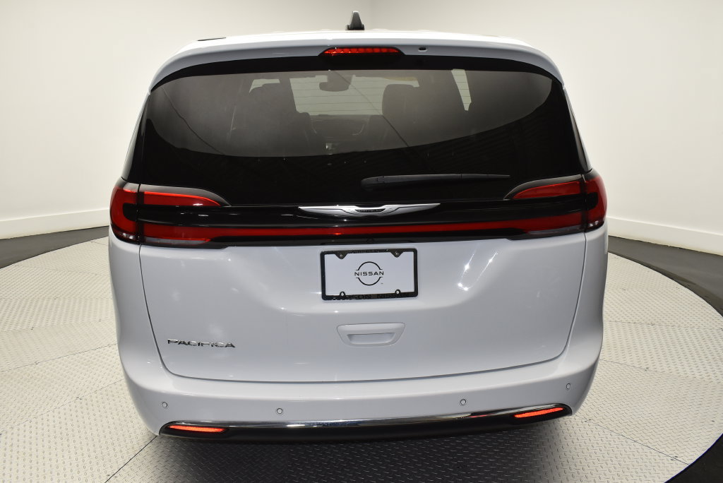 Used 2025 Chrysler Pacifica Select FWD image 6