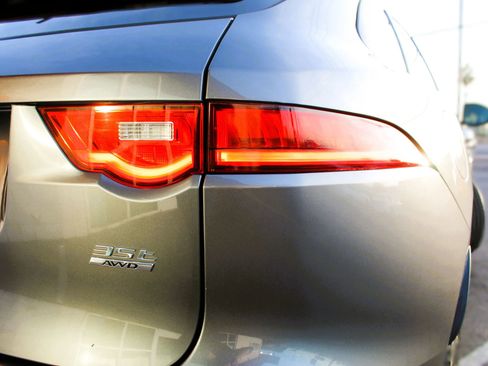 Used 2017 Jaguar F-PACE Premium image 4