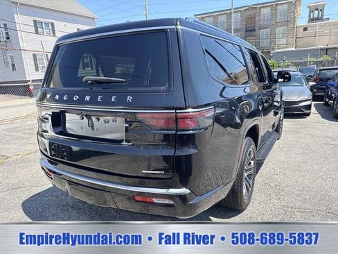 Used 2024 Jeep Wagoneer L Series II w/ Flexible Seating Group AWD/4WD image 9