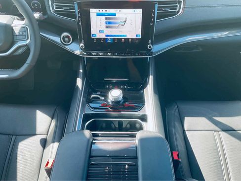 Used 2024 Jeep Wagoneer 4WD image 43