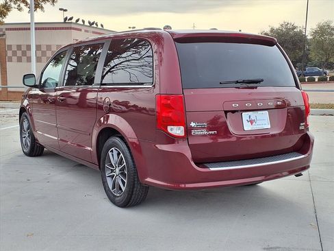Used 2017 Dodge Grand Caravan SXT image 2