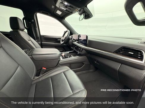 Used 2025 Chevrolet Suburban Premier image 16