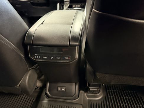 Used 2023 Toyota Highlander XLE AWD/4WD image 23