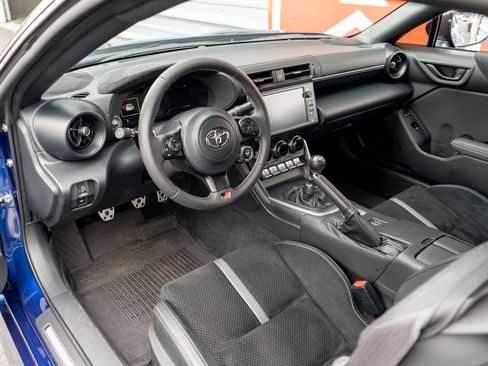 Used 2023 Toyota GR86 Premium w/ ALL Weather Mat Package (TMS) RWD image 8