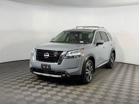 Used 2025 Nissan Pathfinder Platinum w/ Cargo Package image 3