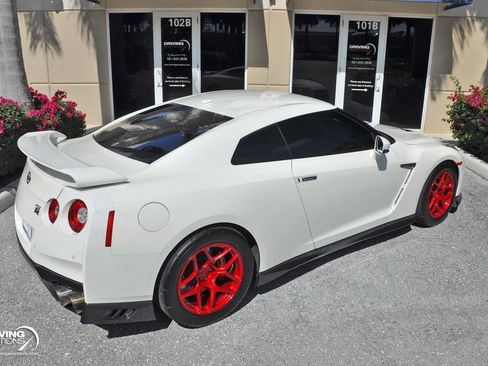 Used 2019 Nissan GT-R Premium image 21