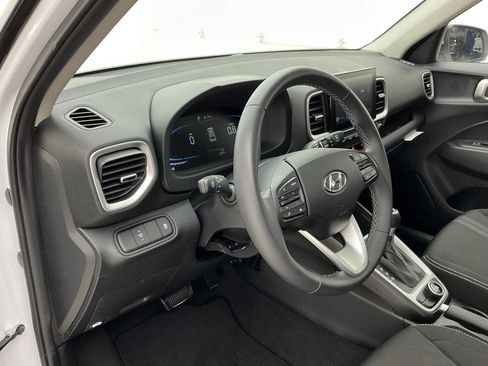 Used 2025 Hyundai Venue SEL image 13