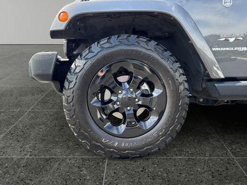 Used 2018 Jeep Wrangler Sahara w/ Connectivity Group AWD/4WD image 5