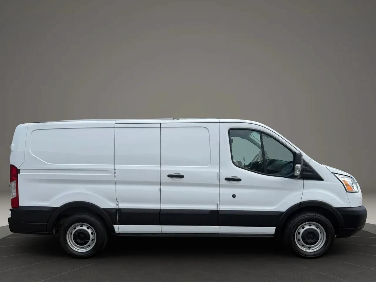 Used 2019 Ford Transit 150 130 Low Roof RWD image 2