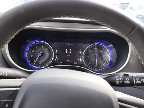 Used 2023 Chrysler Pacifica Touring-L image 28