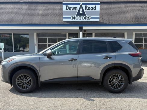 Used 2022 Nissan Rogue S FWD image 2