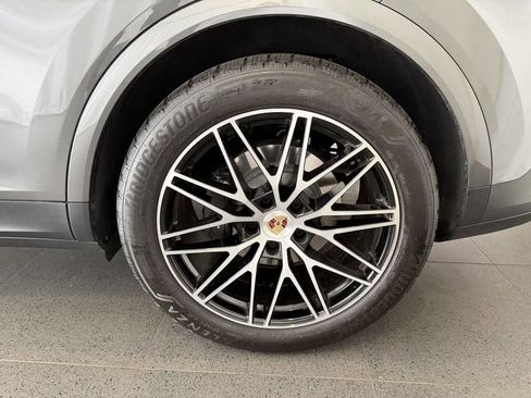 Certified 2025 Porsche Cayenne AWD/4WD image 11