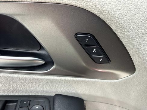 Used 2022 Chrysler Pacifica Touring-L w/ Uconnect Theater Family Group AWD/4WD image 25