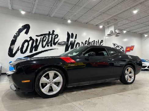 Used 2014 Dodge Challenger R/T RWD image 2