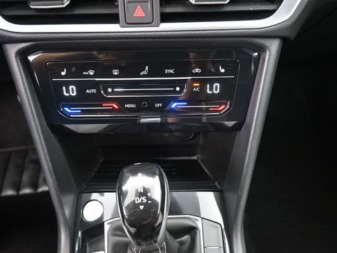 Used 2025 Volkswagen Taos SE AWD/4WD image 3