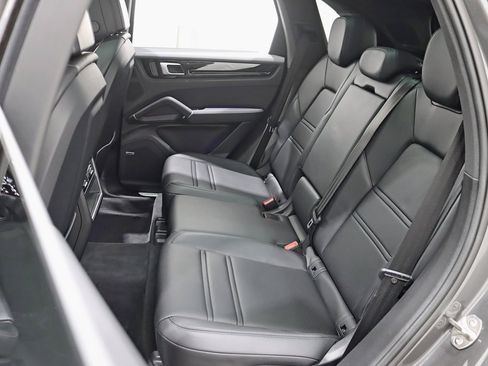 Used 2022 Porsche Cayenne image 24