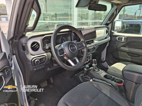 Used 2024 Jeep Wrangler Unlimited Sahara AWD/4WD image 8