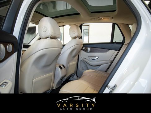 Used 2021 Mercedes-Benz GLC 300 4MATIC w/ Premium Package image 11