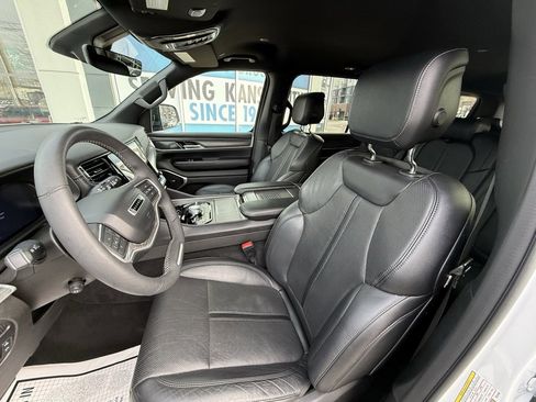 Used 2023 Jeep Wagoneer Series III w/ Preferred Equipment Group image 13