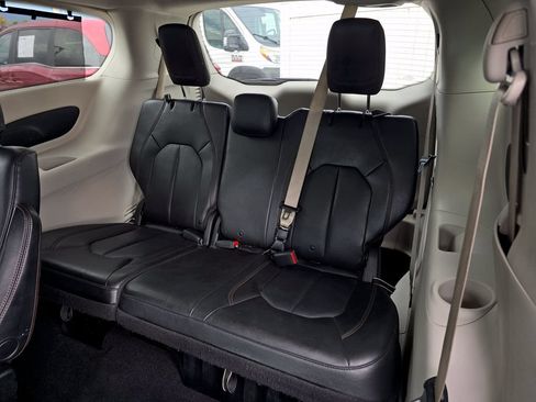Used 2019 Chrysler Pacifica Touring-L FWD image 17