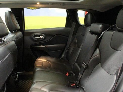 Used 2020 Jeep Cherokee Trailhawk image 16