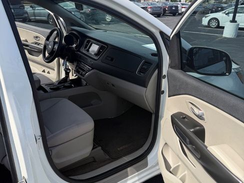 Used 2019 Kia Sedona L FWD image 19