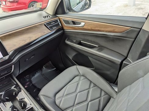 Certified 2024 Volkswagen Atlas SE image 18