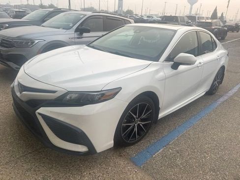 Used 2023 Toyota Camry SE w/ Cold Weather Package FWD image 9
