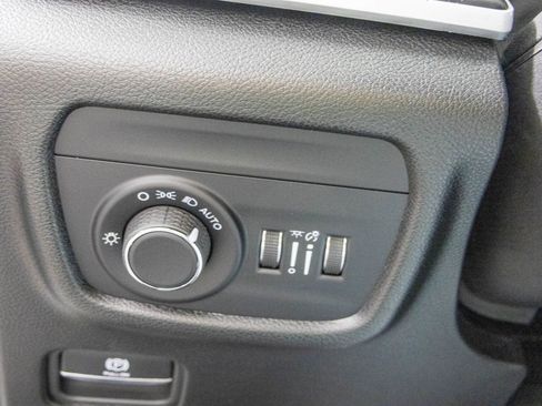 New 2025 Jeep Grand Cherokee L Altitude image 18