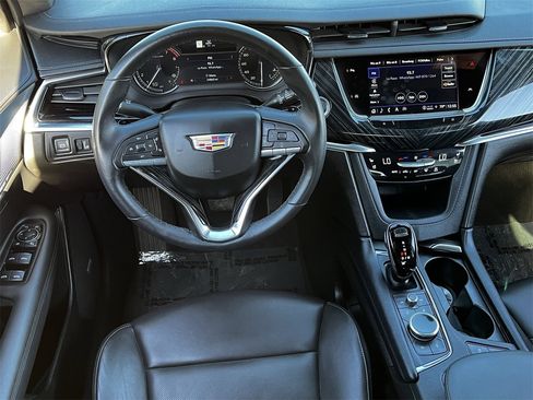 Used 2025 Cadillac XT6 Premium Luxury image 10