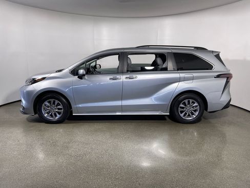 Certified 2025 Toyota Sienna XLE FWD image 6
