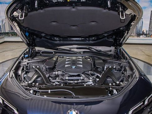 Used 2025 BMW 760i xDrive w/ Premium Package image 5