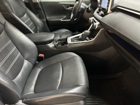 Used 2019 Toyota RAV4 Limited FWD image 34