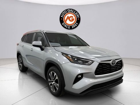 Used 2022 Toyota Highlander XLE FWD image 1