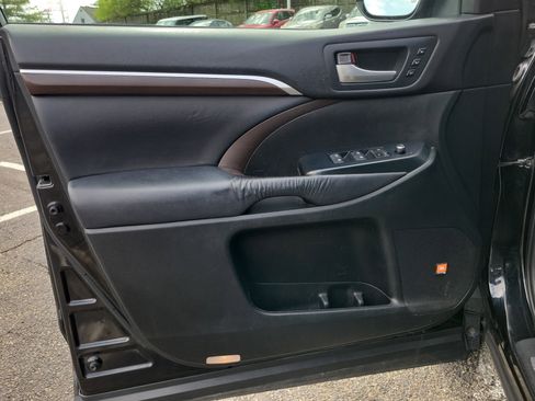Used 2016 Toyota Highlander Limited image 24