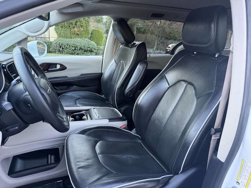 Used 2022 Chrysler Pacifica Limited image 12