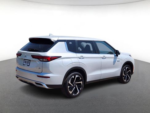 New 2025 Mitsubishi Outlander SE image 3