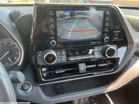 Used 2022 Toyota Highlander XLE AWD/4WD image 14
