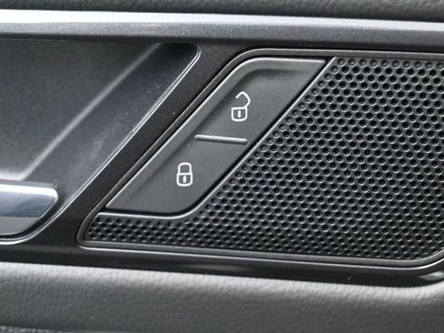 Used 2022 Volkswagen Tiguan SE R-Line image 14