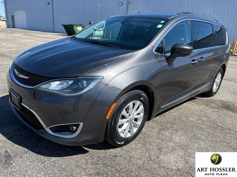 Used 2017 Chrysler Pacifica Touring-L image 1