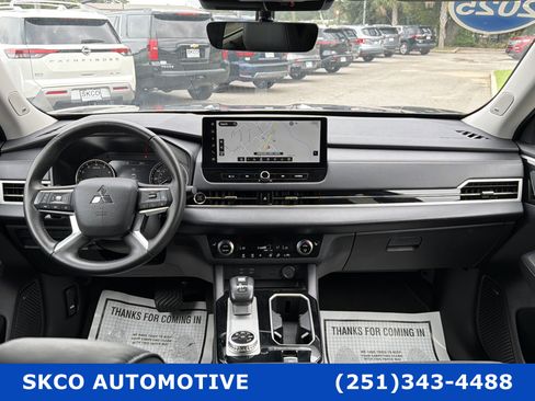 Used 2025 Mitsubishi Outlander SE FWD image 15