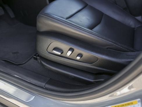 Certified 2025 Cadillac XT6 Premium Luxury image 8