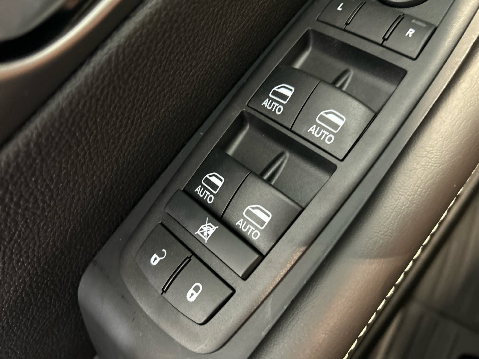New 2027 Chrysler Pacifica Select w/ Family Tech Group FWD image 29