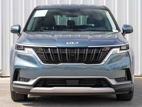 Used 2024 Kia Carnival EX image 5