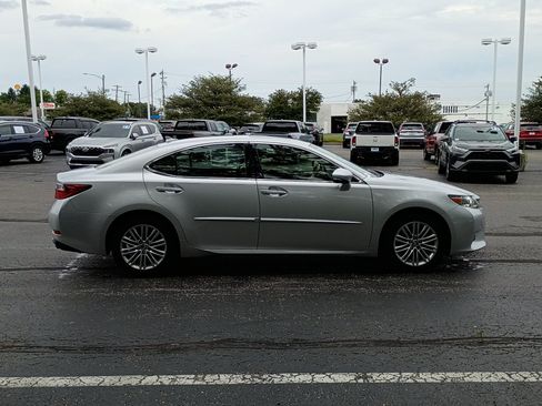 Used 2014 Lexus ES 350 w/ Luxury Package FWD image 2