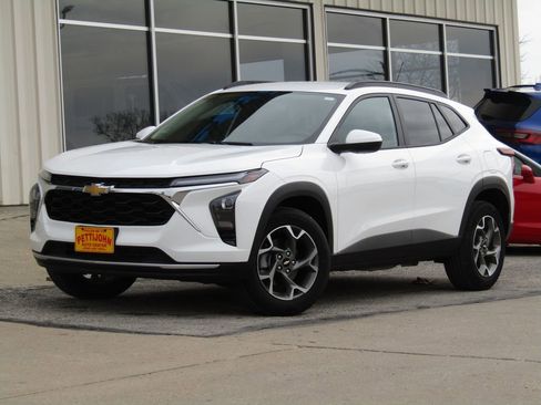 Used 2025 Chevrolet Trax LT w/ LT Convenience Package FWD image 12