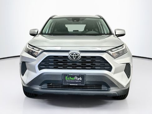 Used 2025 Toyota RAV4 XLE AWD/4WD image 2