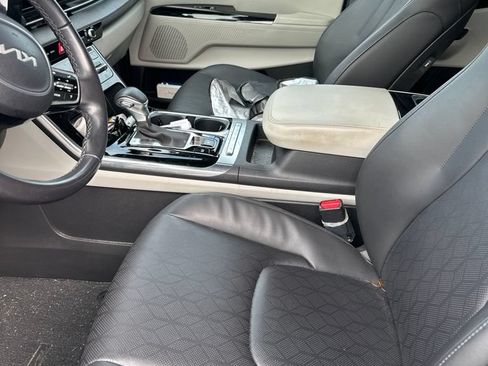 Certified 2024 Kia Carnival EX FWD image 8