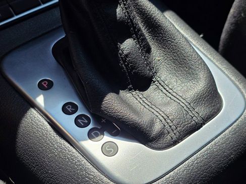 Used 2014 Volkswagen Tiguan S image 32