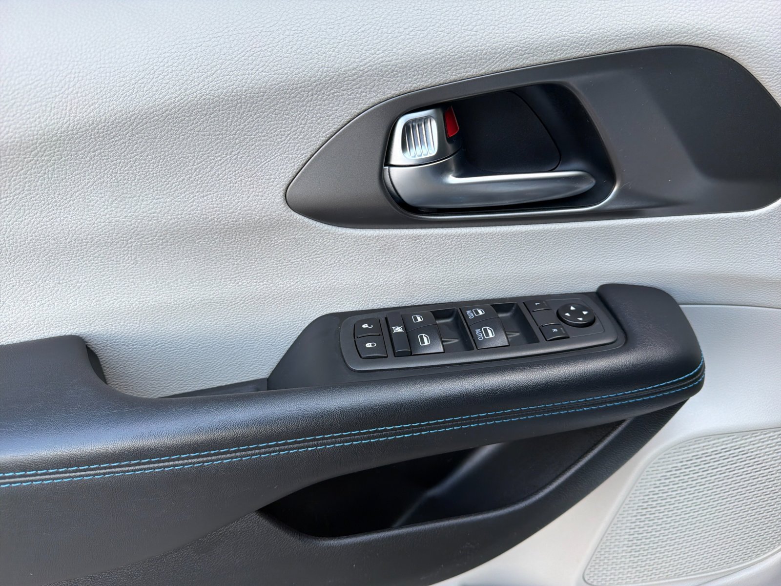Used 2021 Chrysler Pacifica Touring FWD image 11